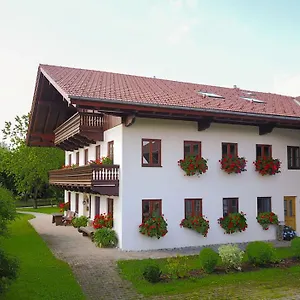 Apartment B33, Übersee